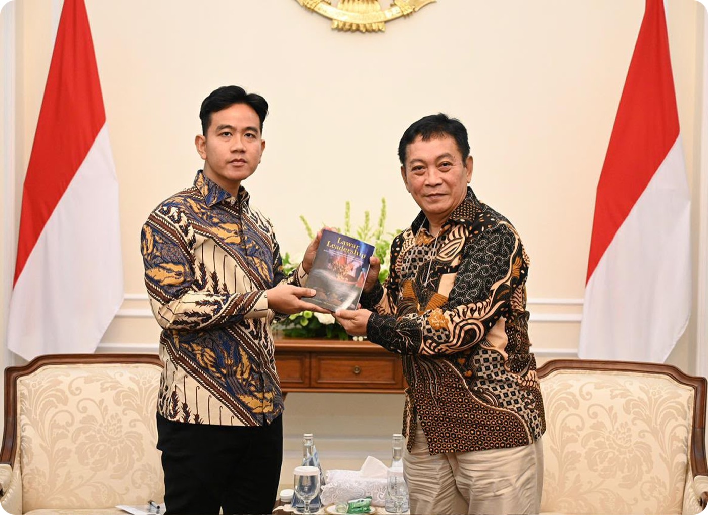 Committee members with the Vice President